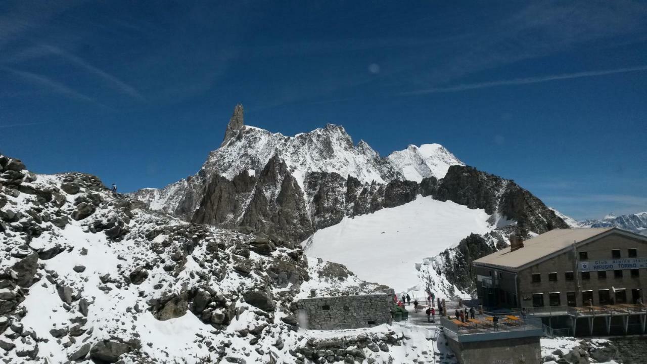 Chez Soi Taverna Alloggio A Courmayeur Exterior foto